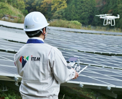 太陽光パネルの点検をする人